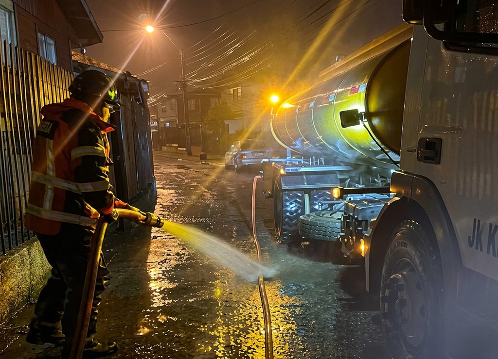 Maquinaria pesada del sector forestal realizando labores de despeje de caminos y reconstrucción tras inundaciones.