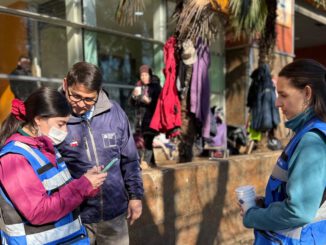 Equipos de emergencia entregando ayuda a personas en situación de calle durante el Código Azul en Chillán.