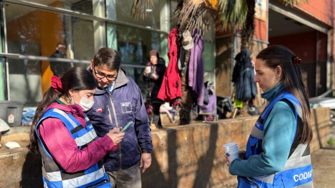 Equipos de emergencia entregando ayuda a personas en situación de calle durante el Código Azul en Chillán.