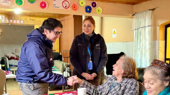 Dirigentes de organizaciones de personas mayores celebrando la adjudicación de fondos en Ñuble