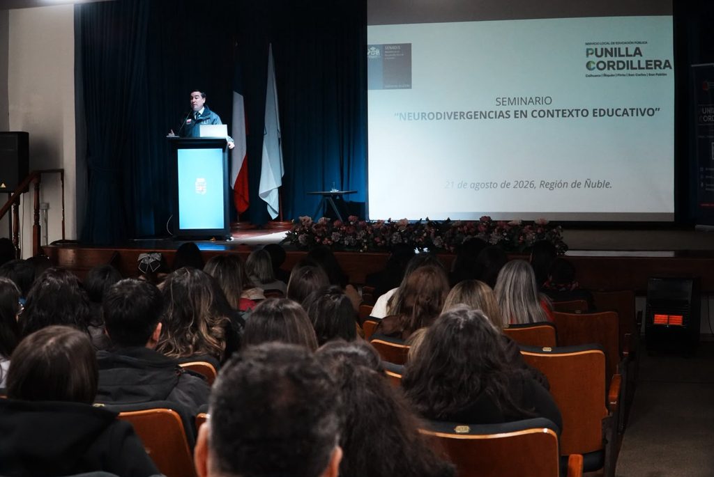 Docentes y autoridades participando en seminario sobre neurodivergencia en contexto escolar en Chillán
