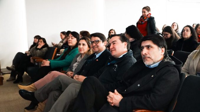 Docentes y autoridades participando en seminario sobre neurodivergencia en contexto escolar en Chillán