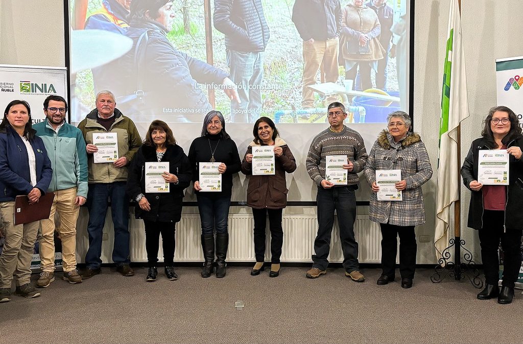 Agricultores de la región de Ñuble junto a expertos de INIA Quilamapu en el lanzamiento de nuevas especies frutales