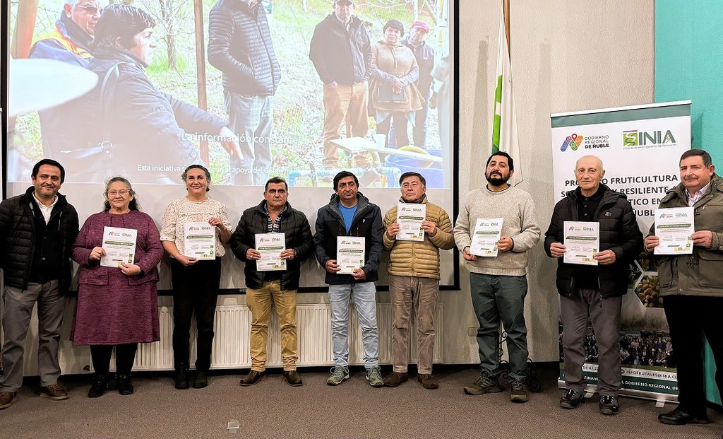 Agricultores de la región de Ñuble junto a expertos de INIA Quilamapu en el lanzamiento de nuevas especies frutales