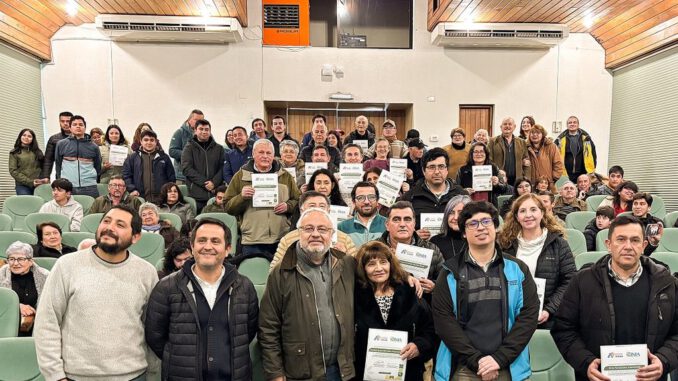 Agricultores de la región de Ñuble junto a expertos de INIA Quilamapu en el lanzamiento de nuevas especies frutales