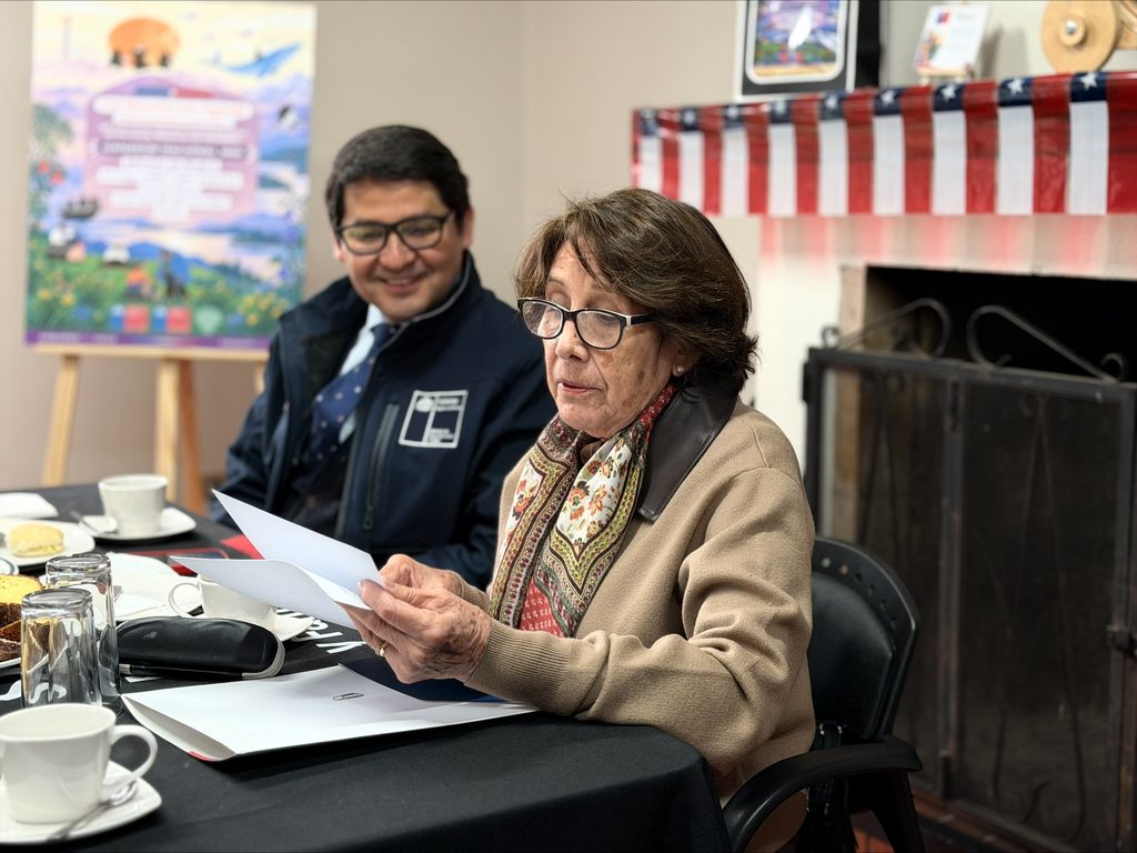 Arodys Lepe Zapata, ganador del concurso literario de SENAMA, sonriendo tras recibir el reconocimiento nacional.