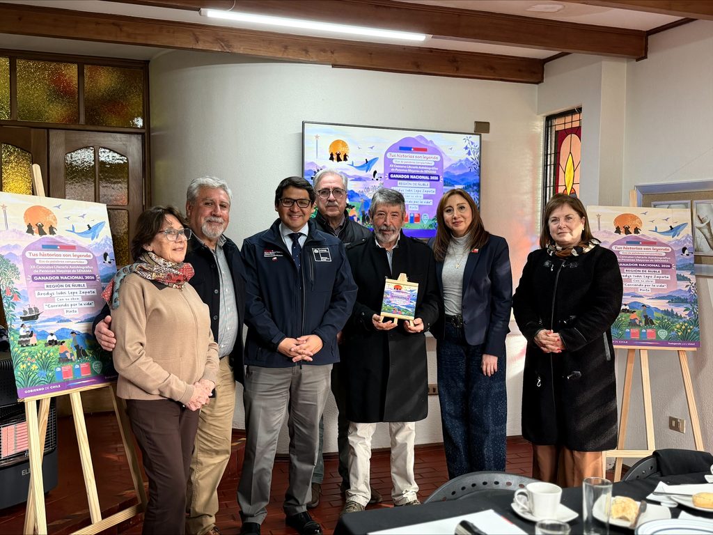 Arodys Lepe Zapata, ganador del concurso literario de SENAMA, sonriendo tras recibir el reconocimiento nacional.