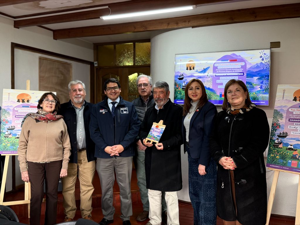 Arodys Lepe Zapata, ganador del concurso literario de SENAMA, sonriendo tras recibir el reconocimiento nacional.
