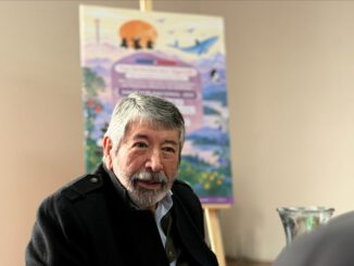 Arodys Lepe Zapata, ganador del concurso literario de SENAMA, sonriendo tras recibir el reconocimiento nacional.