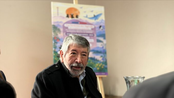 Arodys Lepe Zapata, ganador del concurso literario de SENAMA, sonriendo tras recibir el reconocimiento nacional.