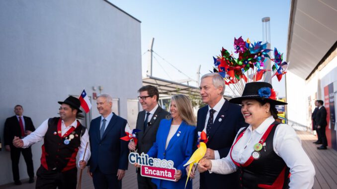 Autoridades chilenas lanzan la campaña turistica ChileNos Encanta en el Aeropuerto de Santiago