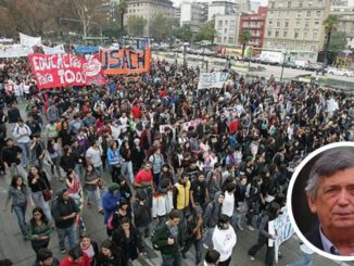 Diputados de diversos partidos políticos en el Congreso Nacional discutiendo sobre el presupuesto y las movilizaciones