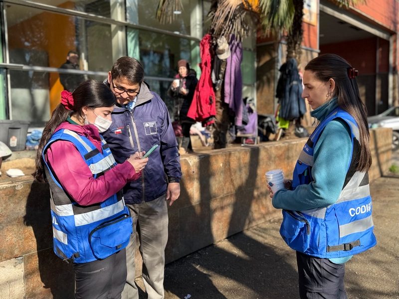Personal desplegado en Chillan realizando atencion a personas en situacion de calle durante el Codigo Azul