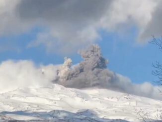 Columna de humo y material piroclástico expulsado por el Complejo Volcánico Nevados de Chillán durante la madrugada