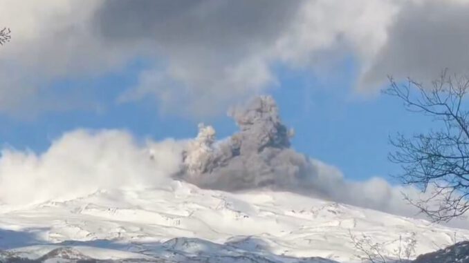 Columna de humo y material piroclástico expulsado por el Complejo Volcánico Nevados de Chillán durante la madrugada