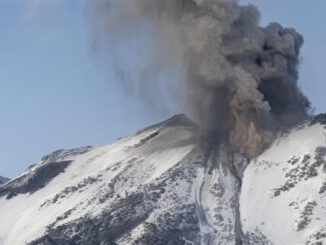 Columna de humo y material volcánico saliendo del cráter del complejo Nevados de Chillán durante un pulso eruptivo