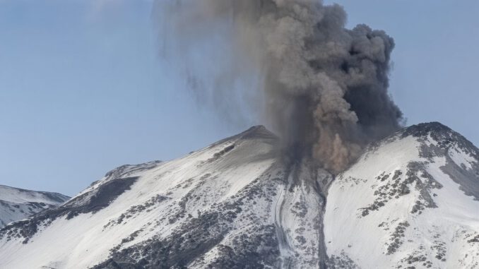 Columna de humo y material volcánico saliendo del cráter del complejo Nevados de Chillán durante un pulso eruptivo