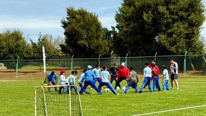 Niños y adolescentes participando en actividades deportivas y recreativas en el Estadio Municipal de El Carmen.
