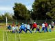 Niños y adolescentes participando en actividades deportivas y recreativas en el Estadio Municipal de El Carmen.