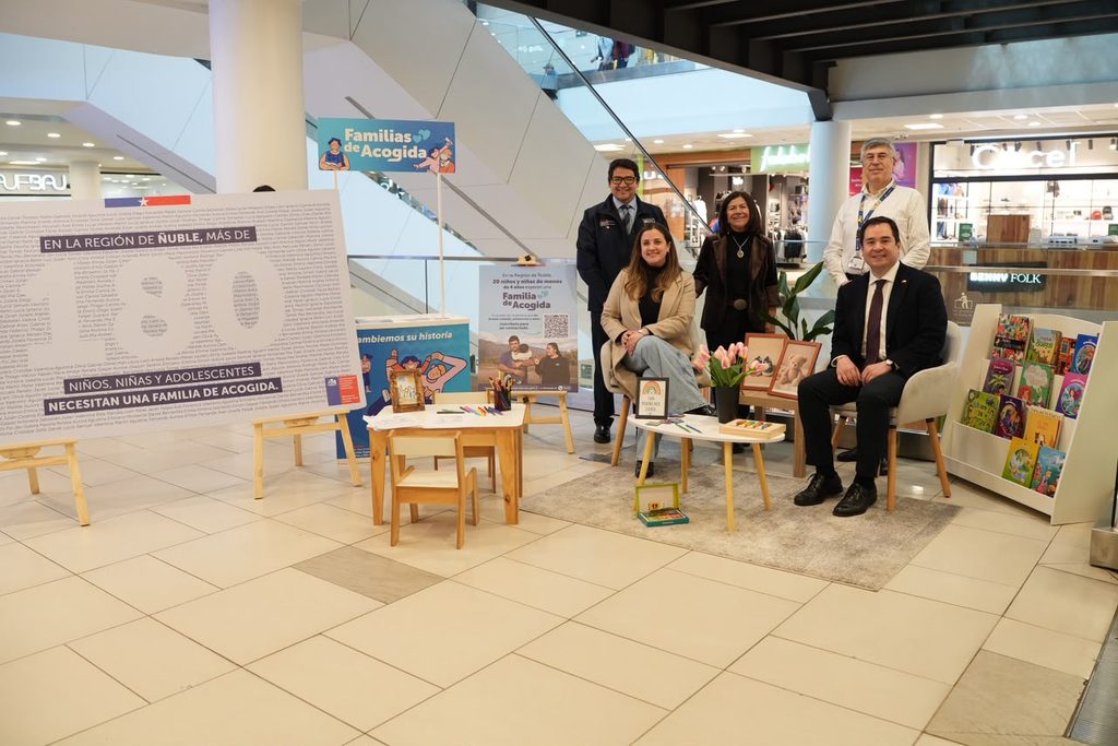 Autoridades de Ñuble realizando campaña de difusión sobre familias de acogida en un centro comercial