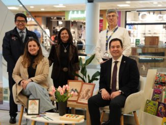 Autoridades de Ñuble realizando campaña de difusión sobre familias de acogida en un centro comercial