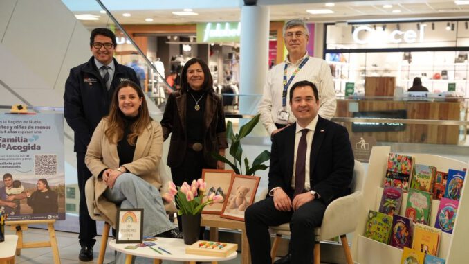 Autoridades de Ñuble realizando campaña de difusión sobre familias de acogida en un centro comercial