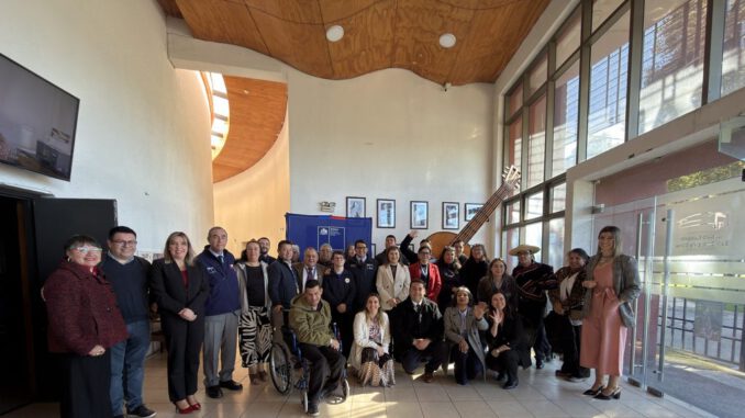 Autoridades y comunidad educativa durante el lanzamiento del proyecto IncluCert en el Centro Cultural San Carlos.
