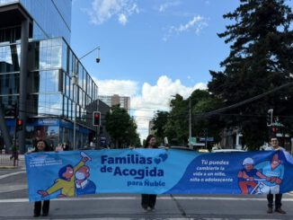 Participantes en el pasacalle de Chillán promoviendo el programa Familias de Acogida para niños y adolescentes.