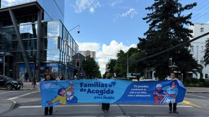Participantes en el pasacalle de Chillán promoviendo el programa Familias de Acogida para niños y adolescentes.