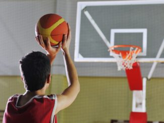 Ninos y jovenes participando en la clinica de basquetbol de la Fundacion Real Madrid en Chillan