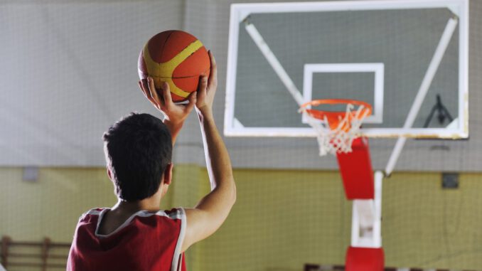 Ninos y jovenes participando en la clinica de basquetbol de la Fundacion Real Madrid en Chillan