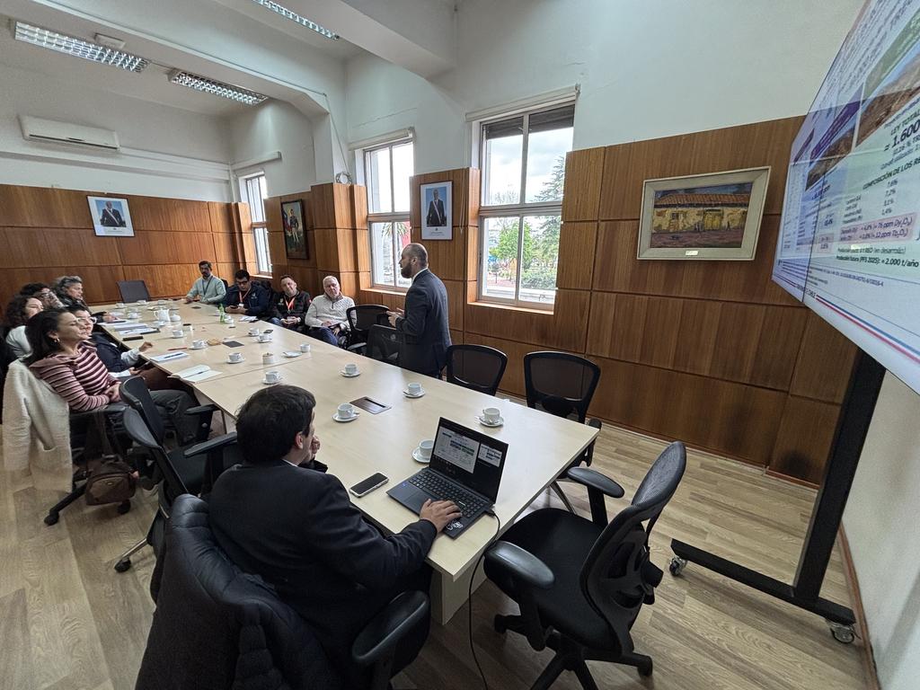 Representantes y autoridades municipales de Ñuble reunidos en Chillán en una jornada informativa sobre la industria minera.