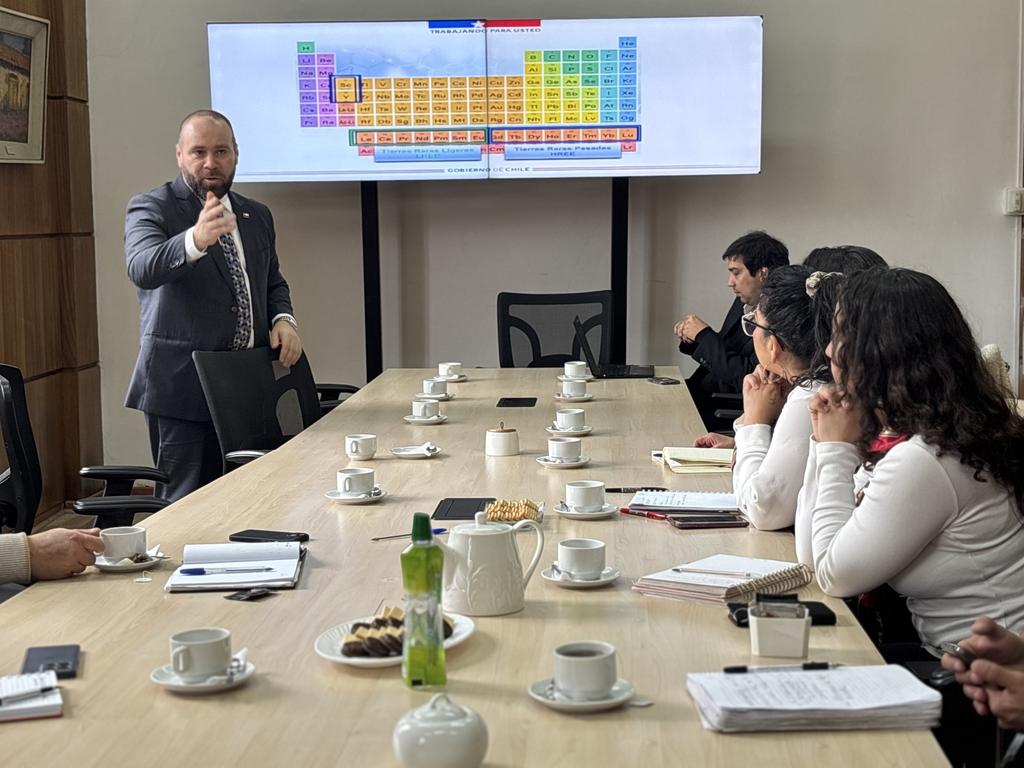 Representantes y autoridades municipales de Ñuble reunidos en Chillán en una jornada informativa sobre la industria minera.