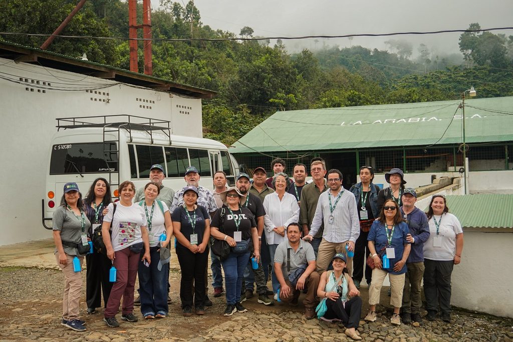 Agricultores de Ñuble visitando plantaciones de macadamia en Guatemala durante gira técnica
